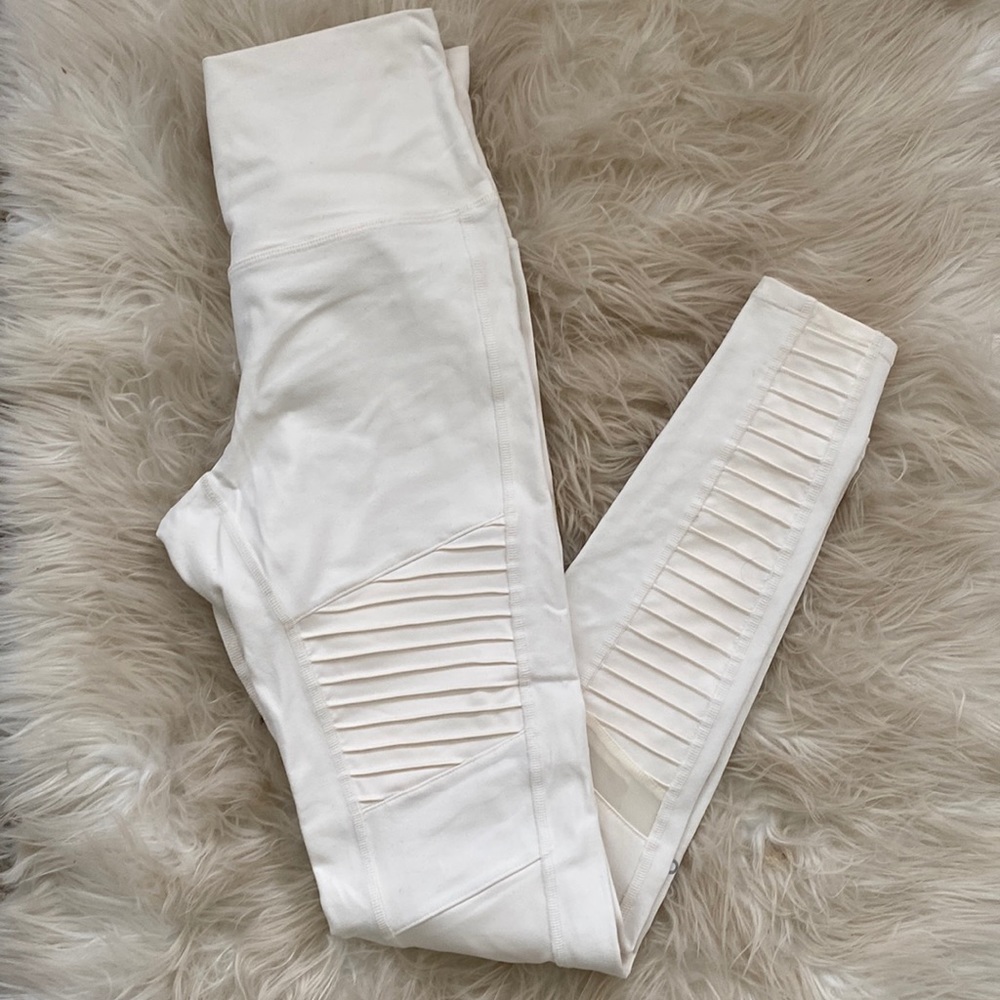 White ALO Yoga Moto leggings size medium, like new!